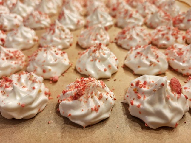 Mini-meringues aux éclats de pralines