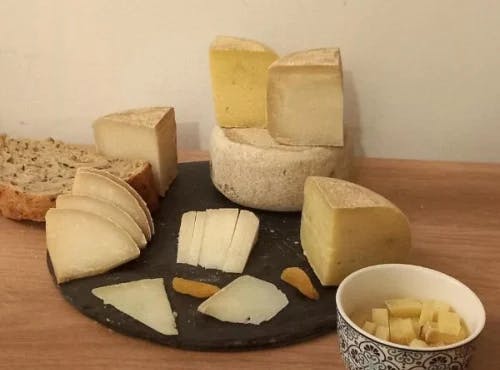 Assortiments de tomettes au lait cru de vache et de chèvre - 4 fromages 